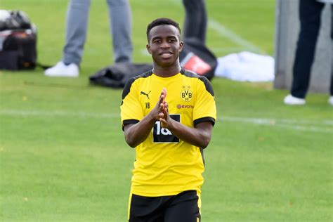 Dortmund Moukoko - Youssoufa Moukoko 6 Things To Know About Borussia ...