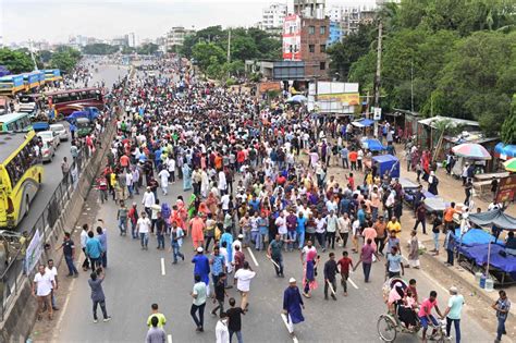 Bangladesh police clash with protesters blockading capital | The Peninsula Qatar