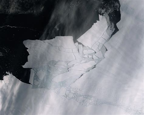 Massive Iceberg 5 Times Larger Than Manhattan Shatters Into Pieces – Satellite Video