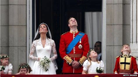 Royal wedding: RAF flypast at Buckingham Palace - BBC News