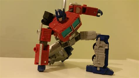 Toy Review - Earthrise Leader Optimus Prime