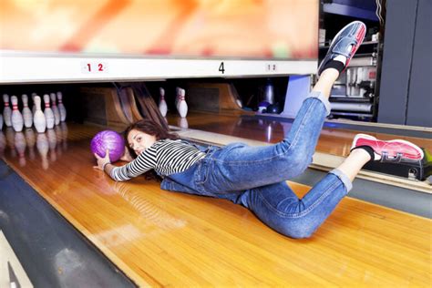 12 Bowling Etiquette Rules, Do’s & Don’ts for Beginners