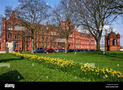 Salford university campus universities hi-res stock photography and ...