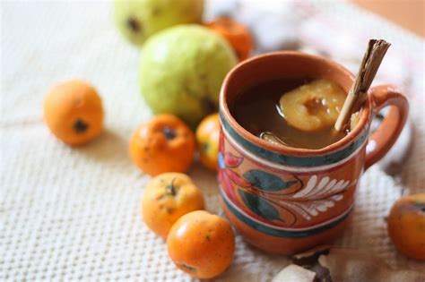 El Sazón de Mamá Paquita: Ponche de Frutas Mexicano: Tradición Navideña