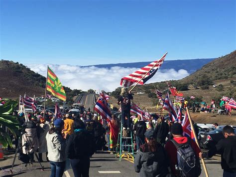 Protesters stop telescope construction on Hawaii's Mauna Kea - Business Insider