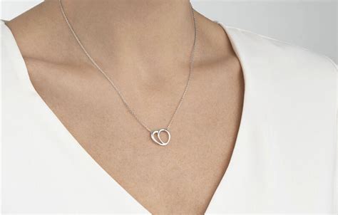 5 Reasons to Wear a Silver Heart Necklace | Fashionisers©