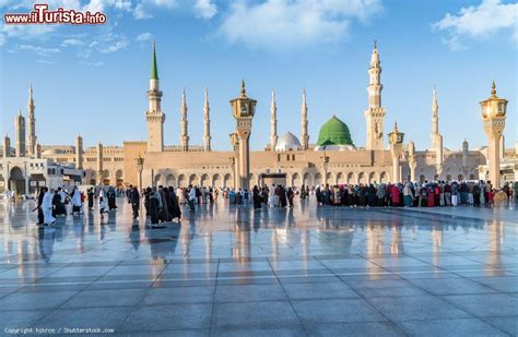 Musulmani di fronte alla moschea del profeta ... | Foto Medina