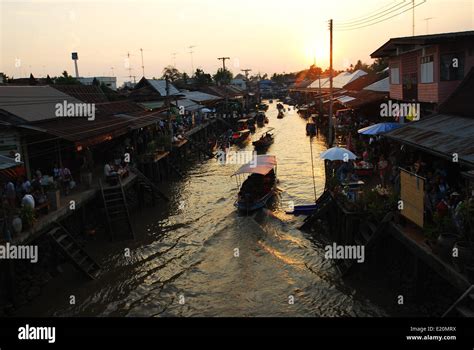 The Amphawa floating market Stock Photo - Alamy