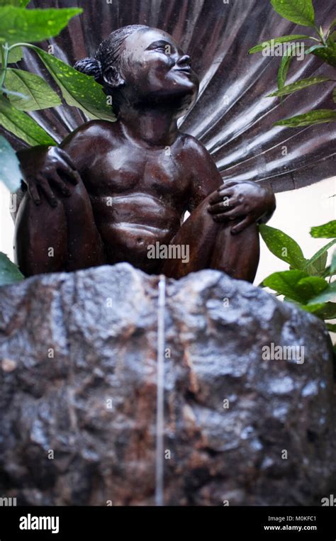 Jeanneke Pis fountain statue in Brussels, Belgium Stock Photo - Alamy