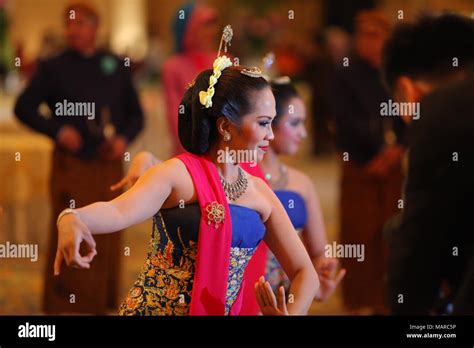 Performance of Jaipong Dance Stock Photo - Alamy