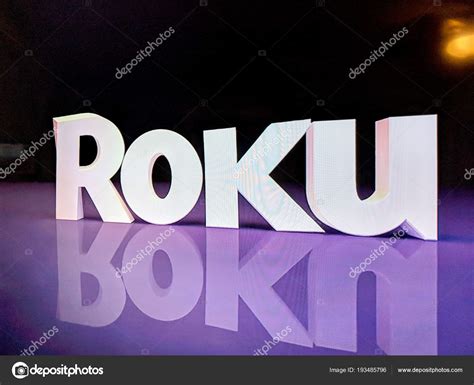 Logo Roku na tela da TV — Fotografia de Stock Editorial © ericbvd ...