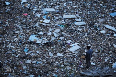 A polluted part of Yellow River at a hydroelectric station near Lanzhou ...