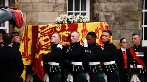 Who are the Queen's pallbearers? How the soldiers carrying the coffin for the state funeral were ...