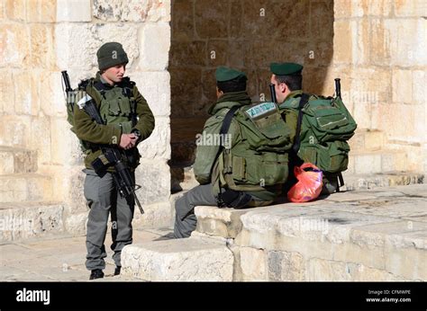 IDF Soldiers chat atop the Temple Mount in Jerusalem, Israel Stock ...