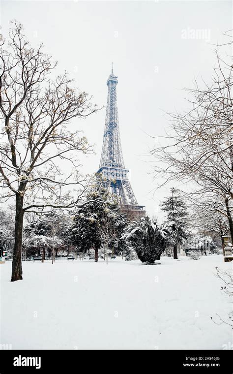 Snow eiffel tower hi-res stock photography and images - Alamy