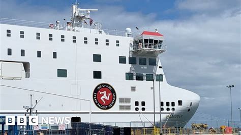 Manxman: New Isle of Man ferry welcomed into harbour - BBC News