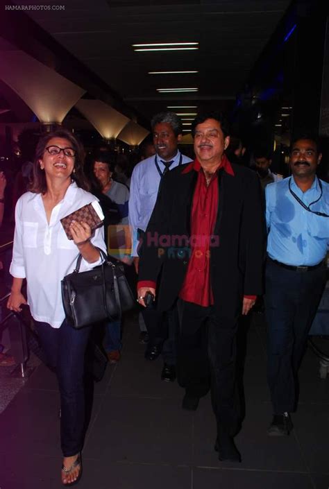 Neetu Singh, Shatrughan Sinha return from Singapore after attending IIFA Awards in Mumbai on ...