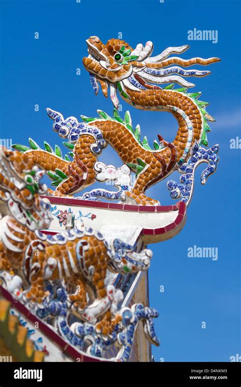 Dragon sculpture over blue sky Stock Photo - Alamy