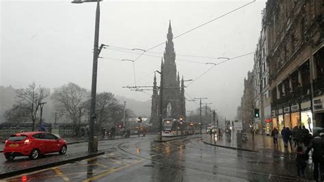 Snowy weather in Edinburgh - YouTube