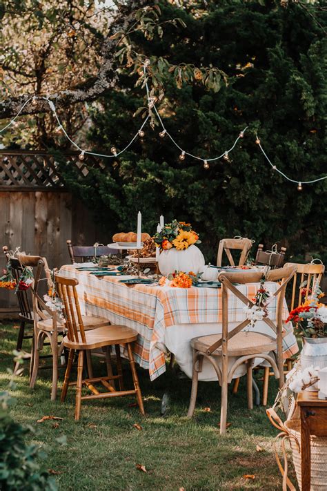 Outdoor Friendsgiving table decor | Outdoor thanksgiving, Thanksgiving ...