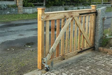 16 DIY Driveway Gates Ideas That Are Easy to Install