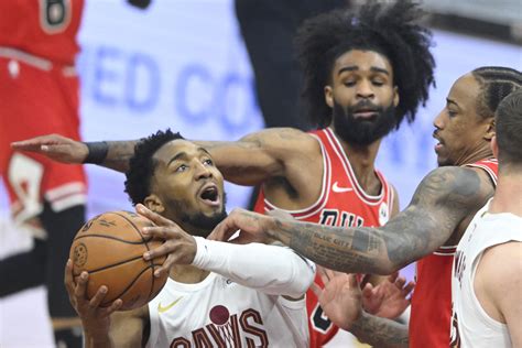 Donovan Mitchell, Cavs beat Bulls for fifth straight win | Reuters