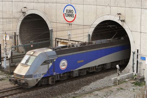 Calais migrant crisis: Eurotunnel suspended after 'massive invasion' at ...