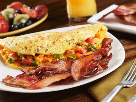 Crispy Bacon with Vegetable Omelette Recipe | EatSmarter