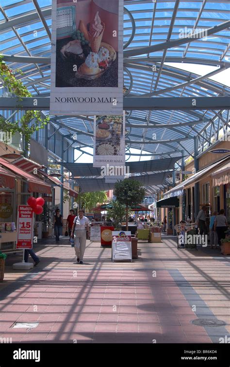 Shopping in the small malls of Adelaide Stock Photo - Alamy