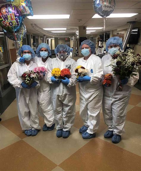 Man Sends Daily Flower Bouquets to Wife in Hospital as She Battles COVID-19