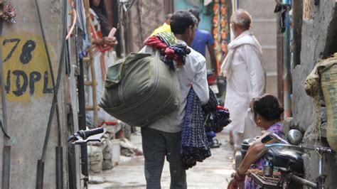 A trash heap 62 meters high shows the scale of India's climate ...