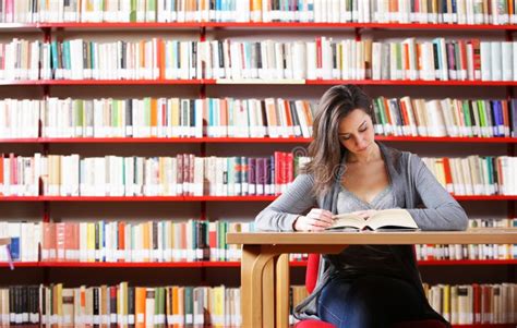 Menina Que Estuda Na Biblioteca Foto de Stock - Imagem de procurarar, cabelo: 23897832