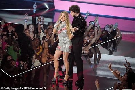 Fergie sings Glamorous during surprise performance with Jack Harlow of First Class at 2022 MTV ...