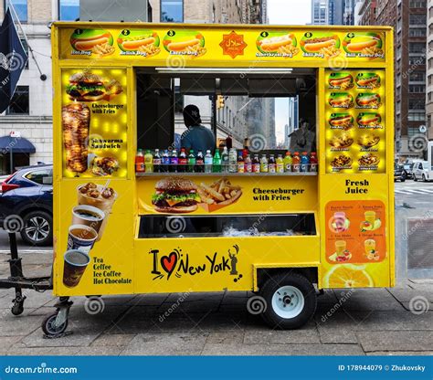 Street Food Vendor Cart in Manhattan Editorial Stock Image - Image of ...