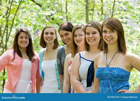 Groupe De Filles D'université Photo stock - Image du occasionnel, dames: 9331576