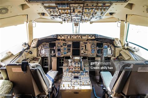 Boeing757 Cockpit High-Res Stock Photo - Getty Images