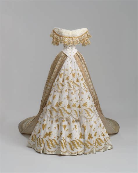 Unveiling the Mystery of a Royal Wedding Dress Lost for 179 Years en 2024 | Proyectos de costura ...