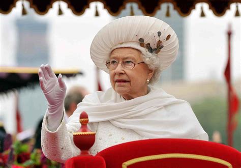 Queen Elizabeth II joined by spectacular 1,000-boat flotilla for ...