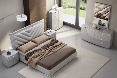 New York Gray Upholstered Platform Bedroom Set from JNM | Coleman Furniture