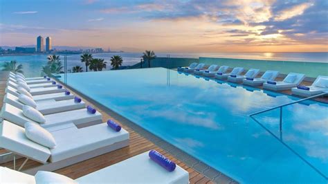 Los mejores hoteles de playa en Barcelona para disfrutar este verano