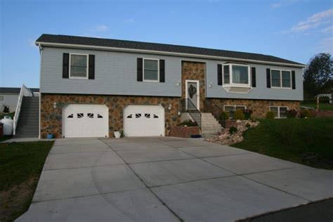 Raised-ranch-with-bay-window-and-double-garage-in-basement | Kintner Modular Homes