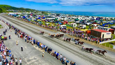 Thousands flock to Kaikoura Trotting Cup | Newshub