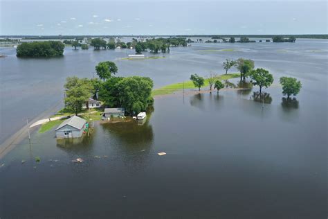 Mississippi River Flooding: High Water Levels Stop Barge Traffic Above ...