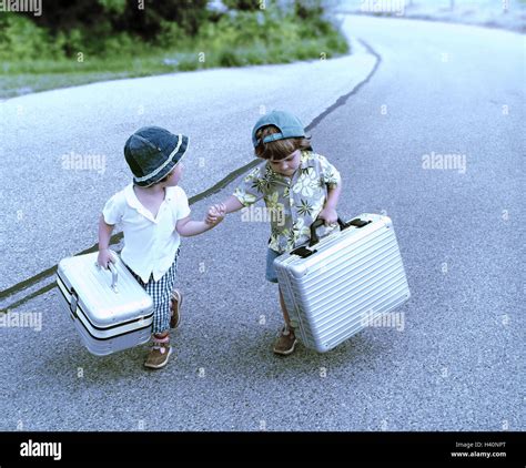 Courir avec valises Banque de photographies et d’images à haute ...