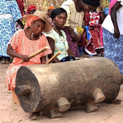 Instrument musical "Eymbéllé"...Casamance - Sénégal | Senegal, Musicals ...