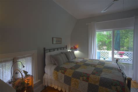 Sunrise room with private deck - Eleven Gables Inn and Cottage