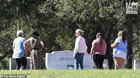 More than 100 people flock to Maggie and Paul Murdaugh's grave over the weekend | Daily Mail Online