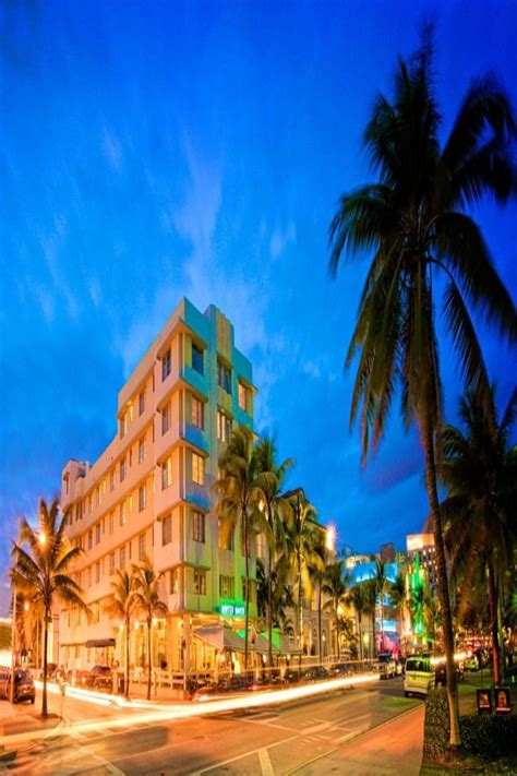 This Art Deco hotel is located in South Beach, next to Lummus Park ...