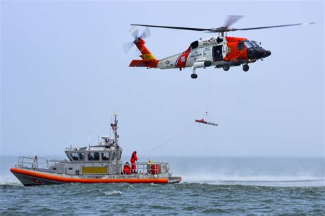 DVIDS - Images - Coast Guard conducts helicopter hoist training off Virginia coast [Image 14 of 23]