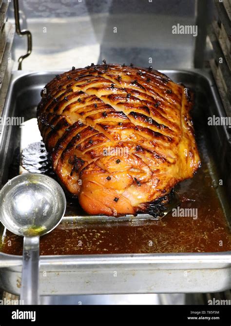 Honey roasted glazed ham joint hi-res stock photography and images - Alamy